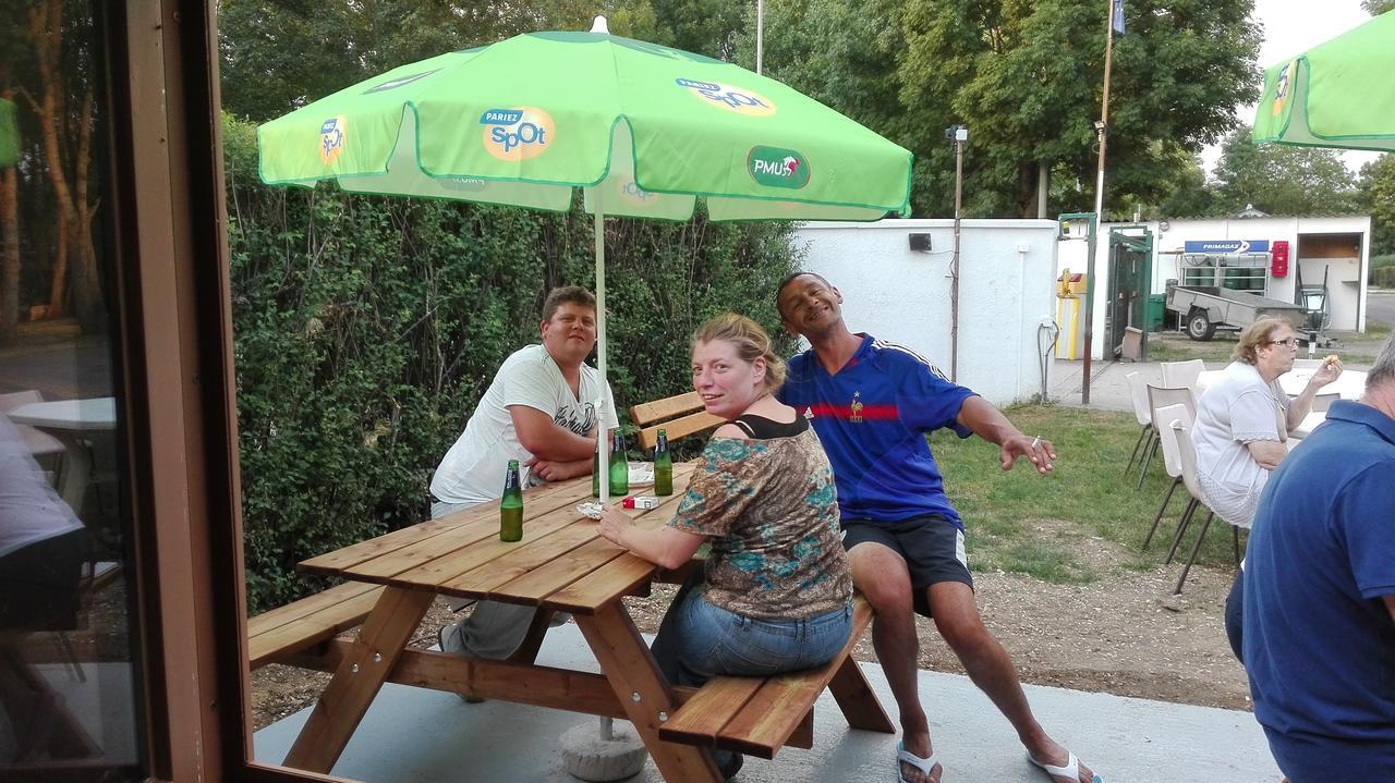 Camping Loisirs Des Groux Mousseaux-sur-Seine Buitenkant foto